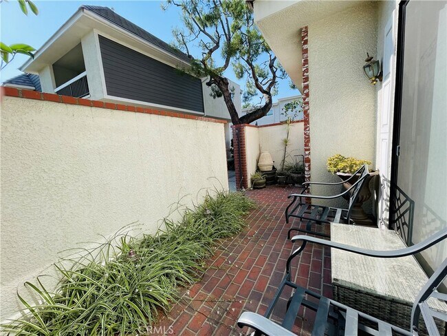 10201 Mason Ave in Los Angeles, CA - Building Photo - Building Photo
