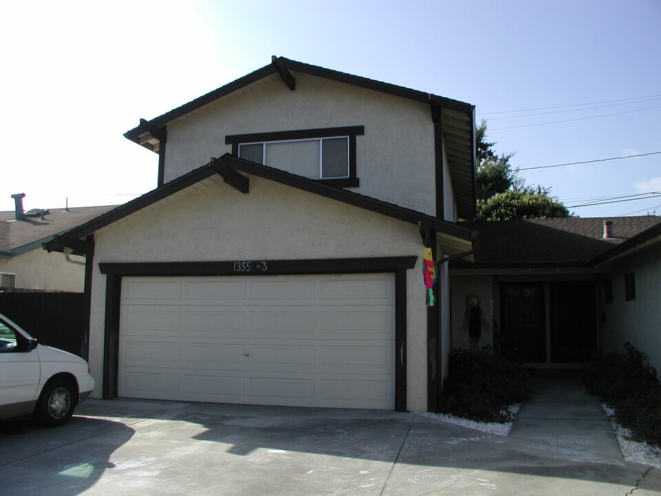 1355 San Domar Dr in Mountain View, CA - Foto de edificio