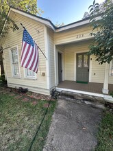 213 N Brazos St in Burton, TX - Foto de edificio - Building Photo