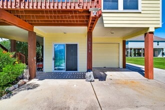 16518 John Davis Rd in Jamaica Beach, TX - Building Photo - Building Photo