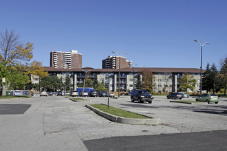 570 Lolita Gdns in Mississauga, ON - Building Photo - Building Photo