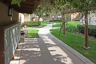 Mesa Pines in Costa Mesa, CA - Foto de edificio - Building Photo