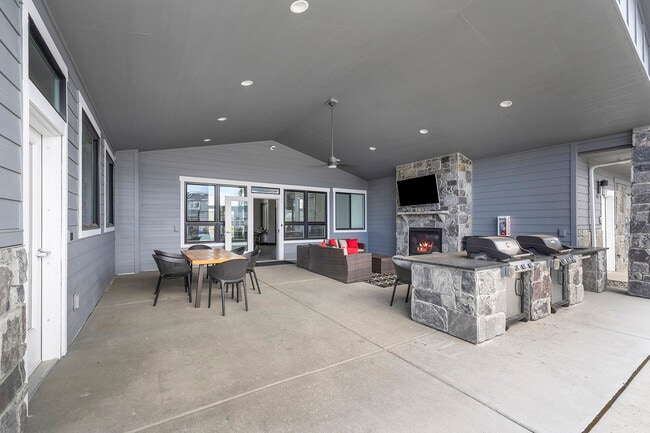 Prairie Pointe Apartments & Townhomes