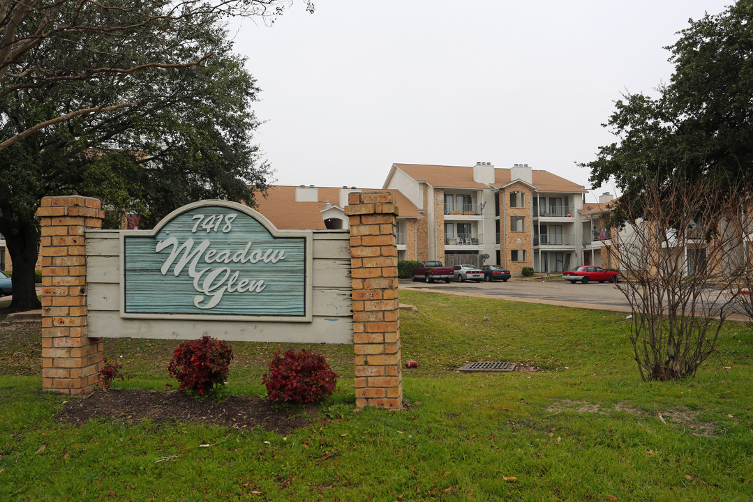 Meadow Glen Apartments in Austin, TX - Building Photo