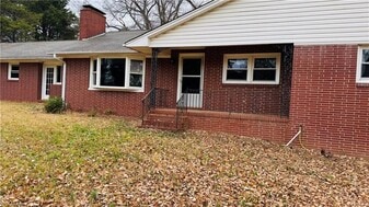 4905 Murray Rd in Winston-Salem, NC - Building Photo