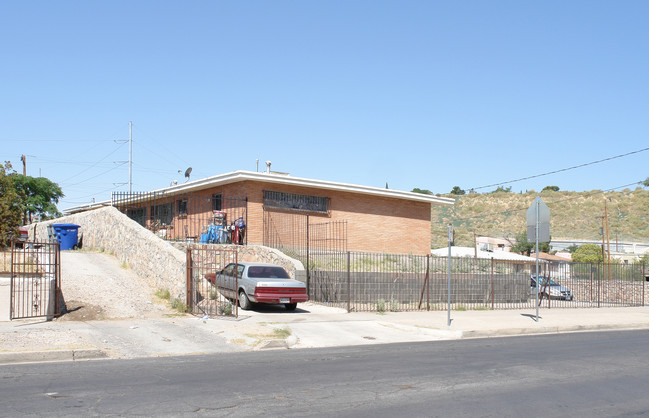 720 E Schuster Ave in El Paso, TX - Foto de edificio - Building Photo