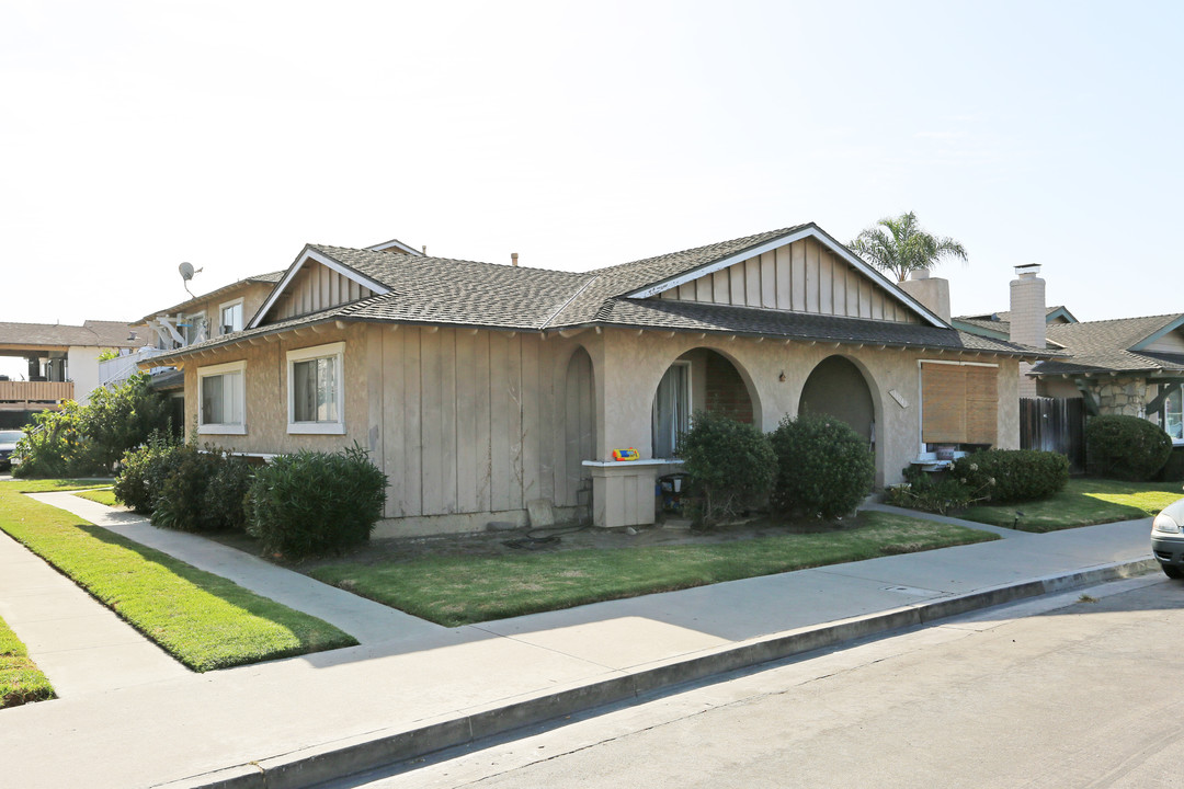 16542 Sabot Ln in Huntington Beach, CA - Building Photo