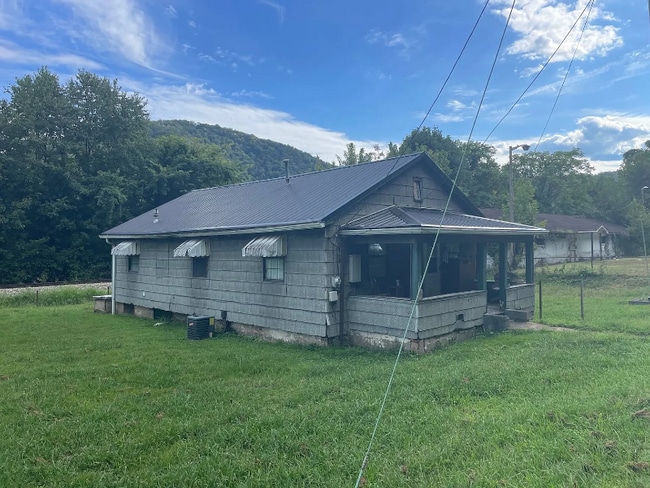 7370 E Dupont Ave in Glasgow, WV - Foto de edificio - Building Photo