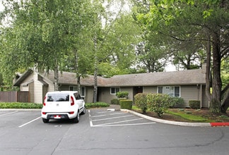 Springwood Village in Tigard, OR - Foto de edificio - Building Photo
