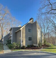 21 Pent Rd in Weston, CT - Building Photo