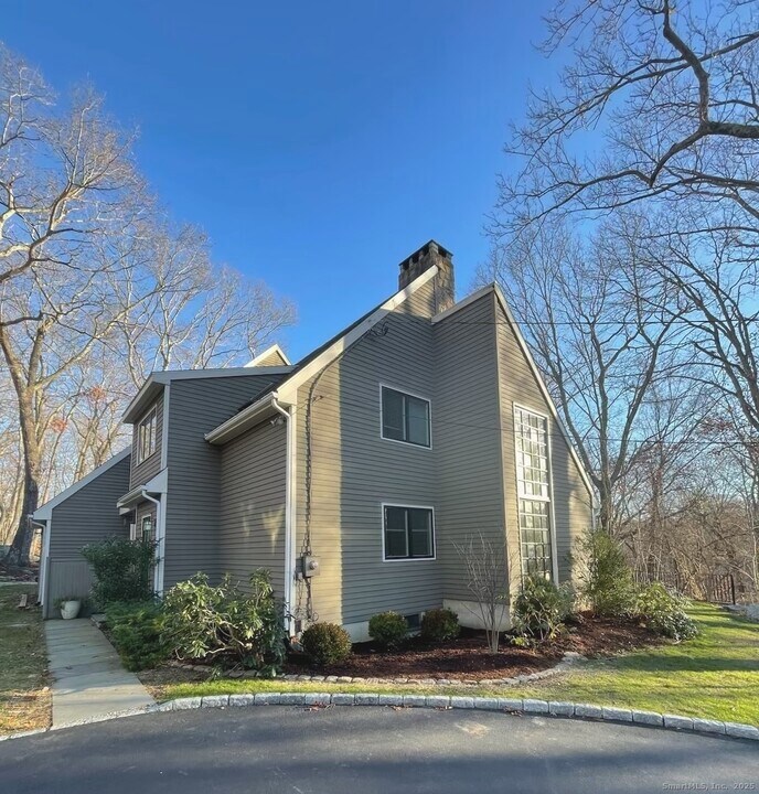 21 Pent Rd in Weston, CT - Building Photo