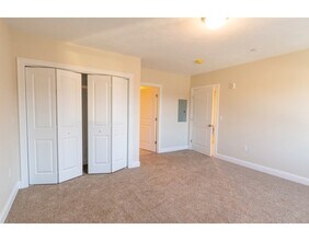 80 N Meadows Rd-Unit -102 in Medfield, MA - Foto de edificio - Building Photo