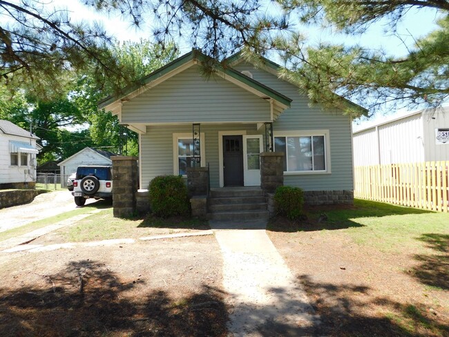 property at 1525 N Greenwood Ave