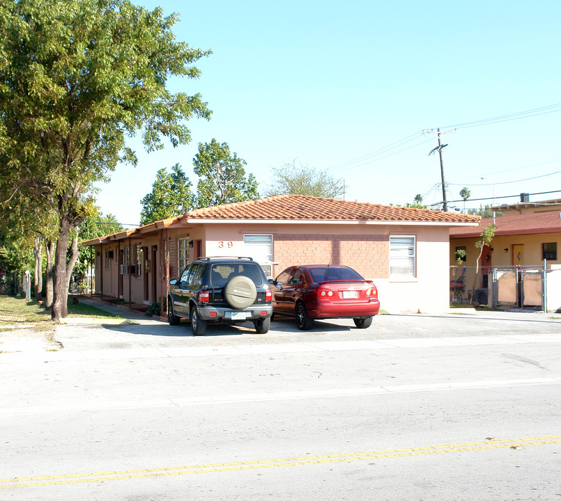 39 W 27th St in Hialeah, FL - Foto de edificio