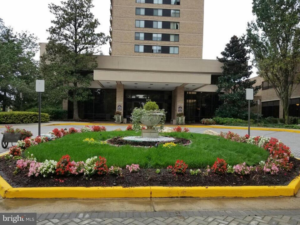 3709 S George Mason Dr in Falls Church, VA - Building Photo