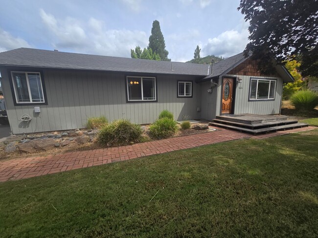 1424 NE A St in Grants Pass, OR - Foto de edificio - Building Photo