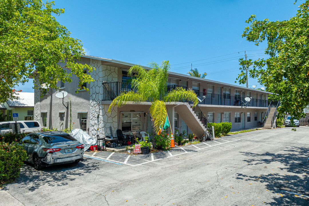 Mid-Town Condo in Lake Worth, FL - Building Photo