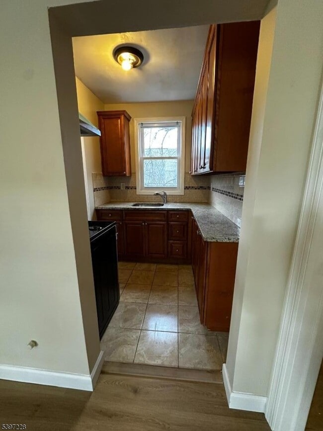 33 Hayward Pl in Wallington, NJ - Building Photo - Building Photo