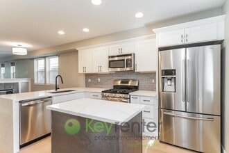 2661 SW Sylvan Heights Dr in Seattle, WA - Foto de edificio - Building Photo