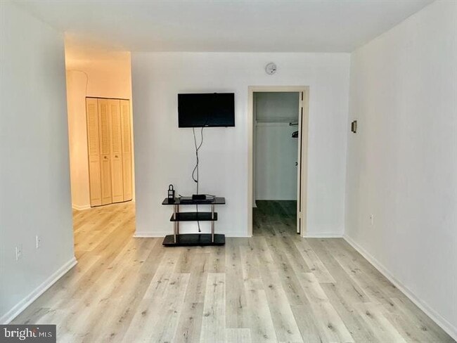 4242 East-West Hwy in Chevy Chase, MD - Building Photo - Building Photo