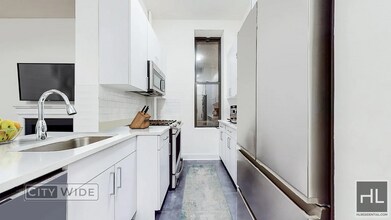 East 81st St in New York, NY - Building Photo - Building Photo