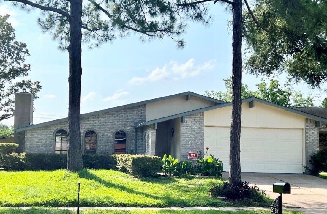 15730 Corsair Rd in Houston, TX - Building Photo