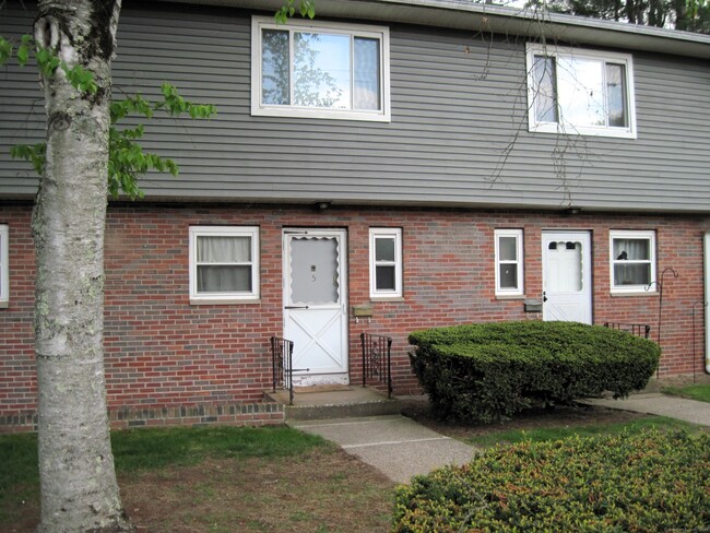 11 Camelot Dr in Bloomfield, CT - Building Photo - Building Photo