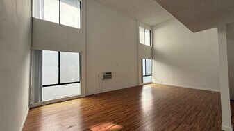 7044 Hawthorn Ave, Unit 303 in Los Angeles, CA - Building Photo