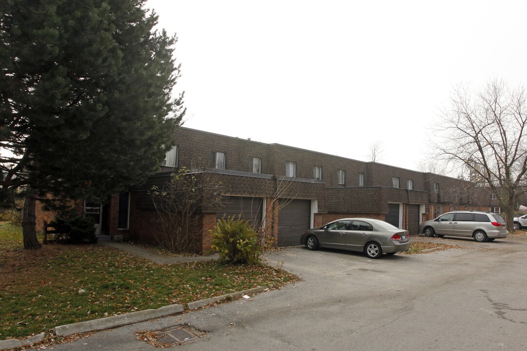 683-699 Dynes Rd in Burlington, ON - Building Photo