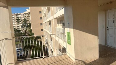 2671 S Course Dr in Pompano Beach, FL - Foto de edificio - Building Photo
