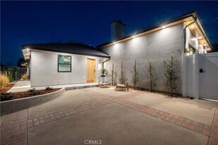 18850 Collins St in Los Angeles, CA - Building Photo