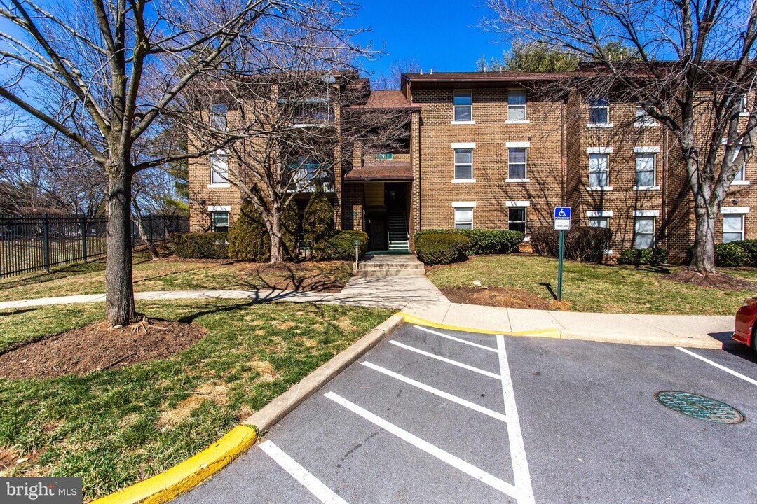 7911 Badenloch Way-Unit -203 in Gaithersburg, MD - Building Photo