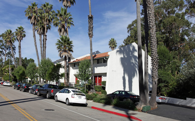 Valencia Apartments in San Luis Obispo, CA - Foto de edificio - Building Photo