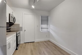 2550 NW 68th St in Miami, FL - Building Photo - Building Photo