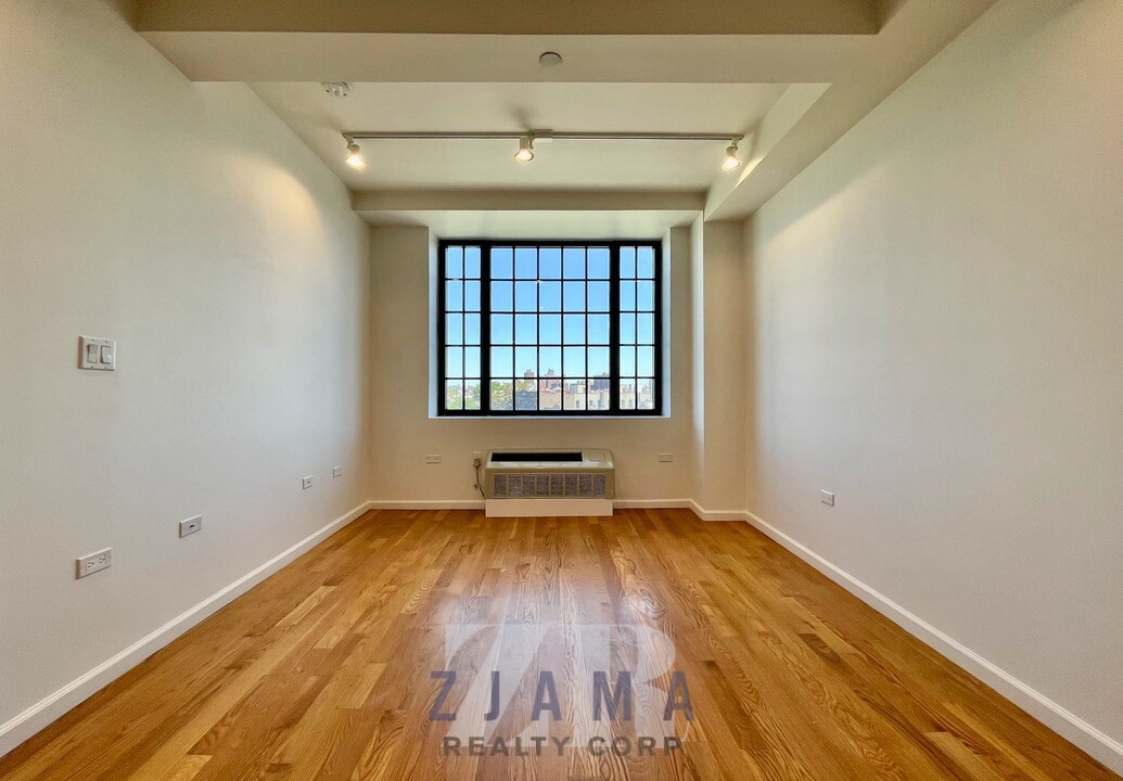 976 Fulton St in Brooklyn, NY - Building Photo