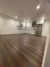 24104 Highlander Rd in Los Angeles, CA - Foto de edificio - Building Photo