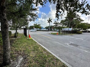 5900 NW 17th Pl in Sunrise, FL - Foto de edificio - Building Photo