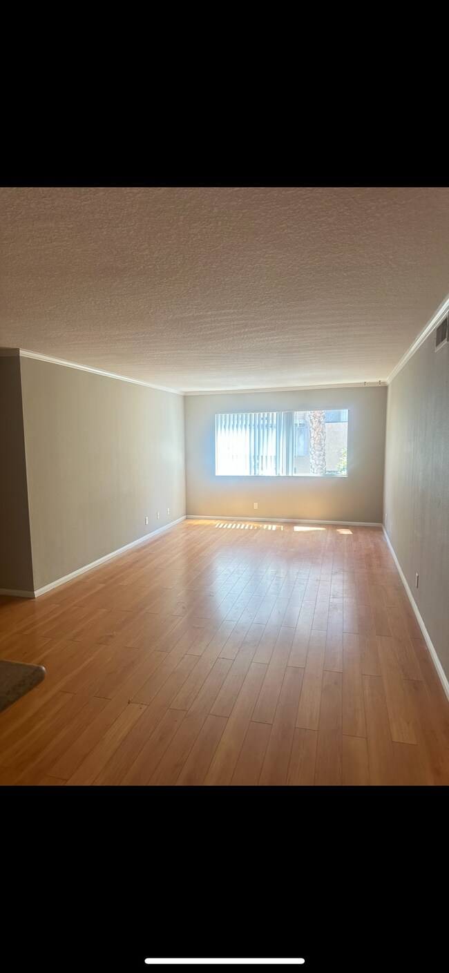 11252 Peach Grove St, Unit 211 in Los Angeles, CA - Building Photo - Building Photo