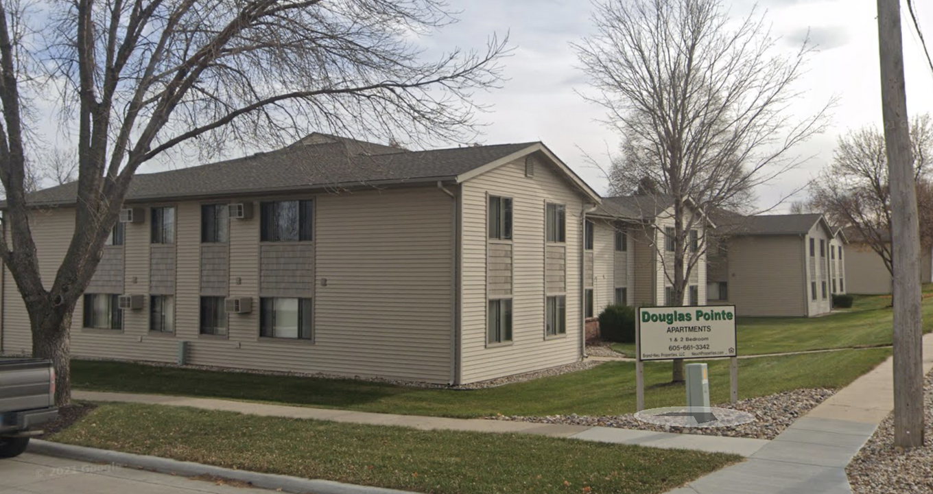 Douglas Pointe Apartments in Yankton, SD - Building Photo