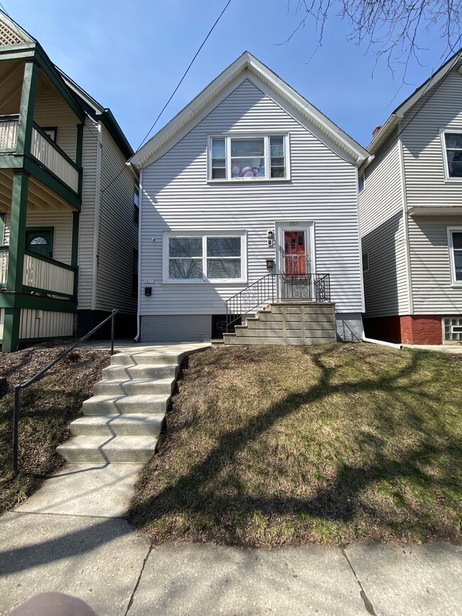1821 N Astor St, Unit Upper in Milwaukee, WI - Building Photo - Building Photo