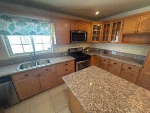 5809 E Wardlow Rd-Unit -5809 in Long Beach, CA - Building Photo - Building Photo