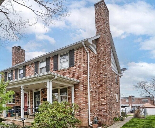 property at 917 E Fulton St