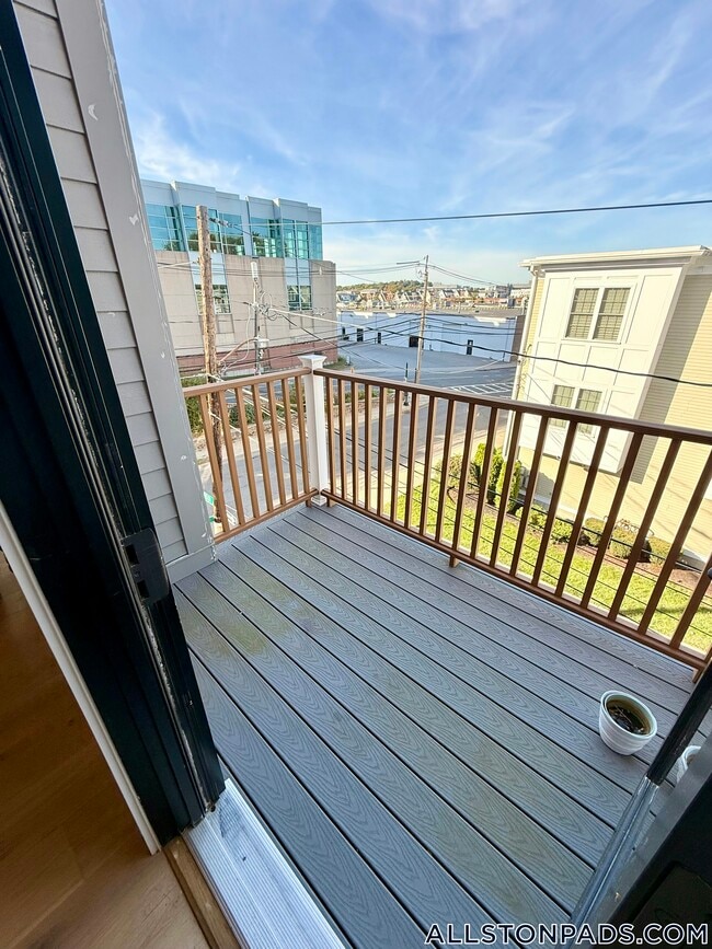 157 Everett St in Boston, MA - Building Photo - Building Photo