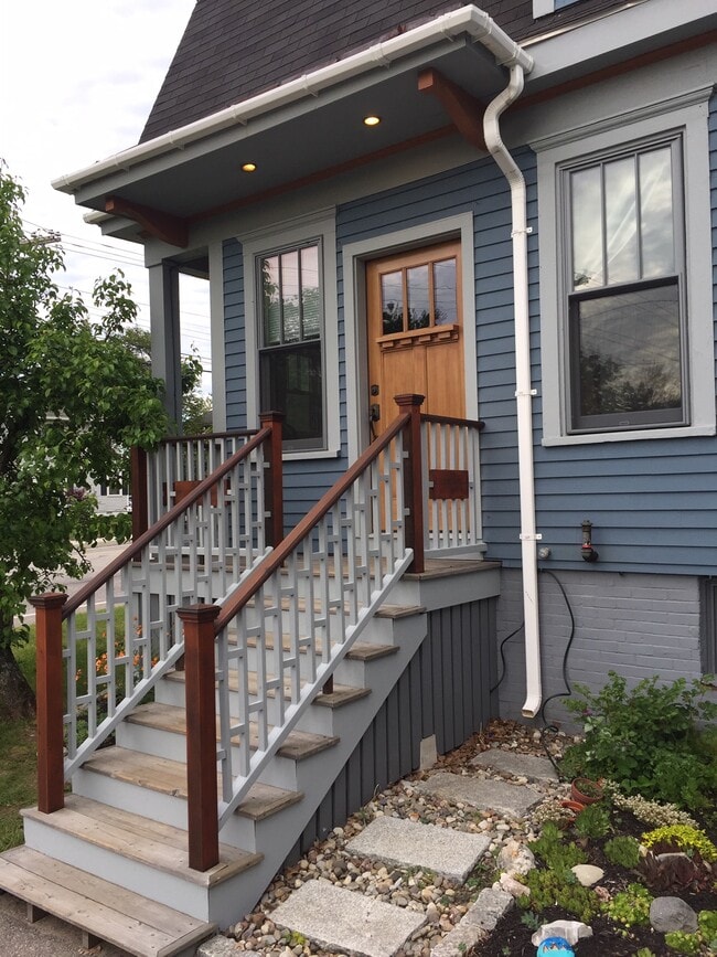 10 Pine Point Rd, Unit Apt 1