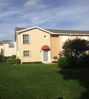 423 Waterside Dr in Hypoluxo, FL - Building Photo