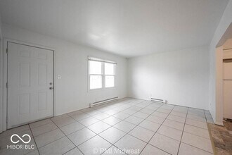 4881 300W in New Palestine, IN - Foto de edificio - Building Photo