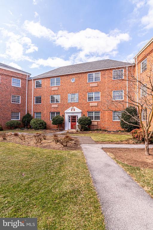 1708 W Abingdon Dr in Alexandria, VA - Building Photo - Building Photo