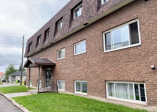 Hawthorn Place Apartments in Sault Ste Marie, ON - Building Photo - Building Photo