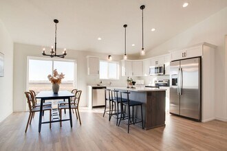 1186 Marlys Dr W in West Fargo, ND - Building Photo - Building Photo