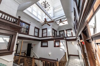 Welch Hotel Senior Apartments in Muscatine, IA - Foto de edificio - Interior Photo